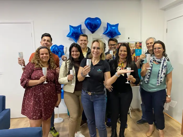 Laura López brindando com a equipe Turquesa